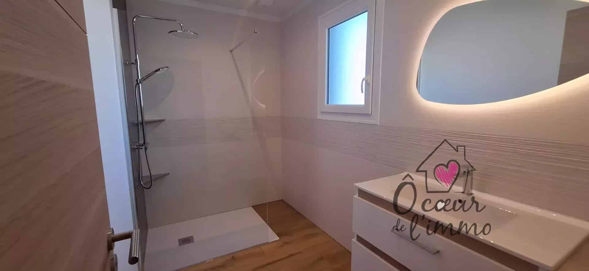 Plain pied : 3 chambres + garage.