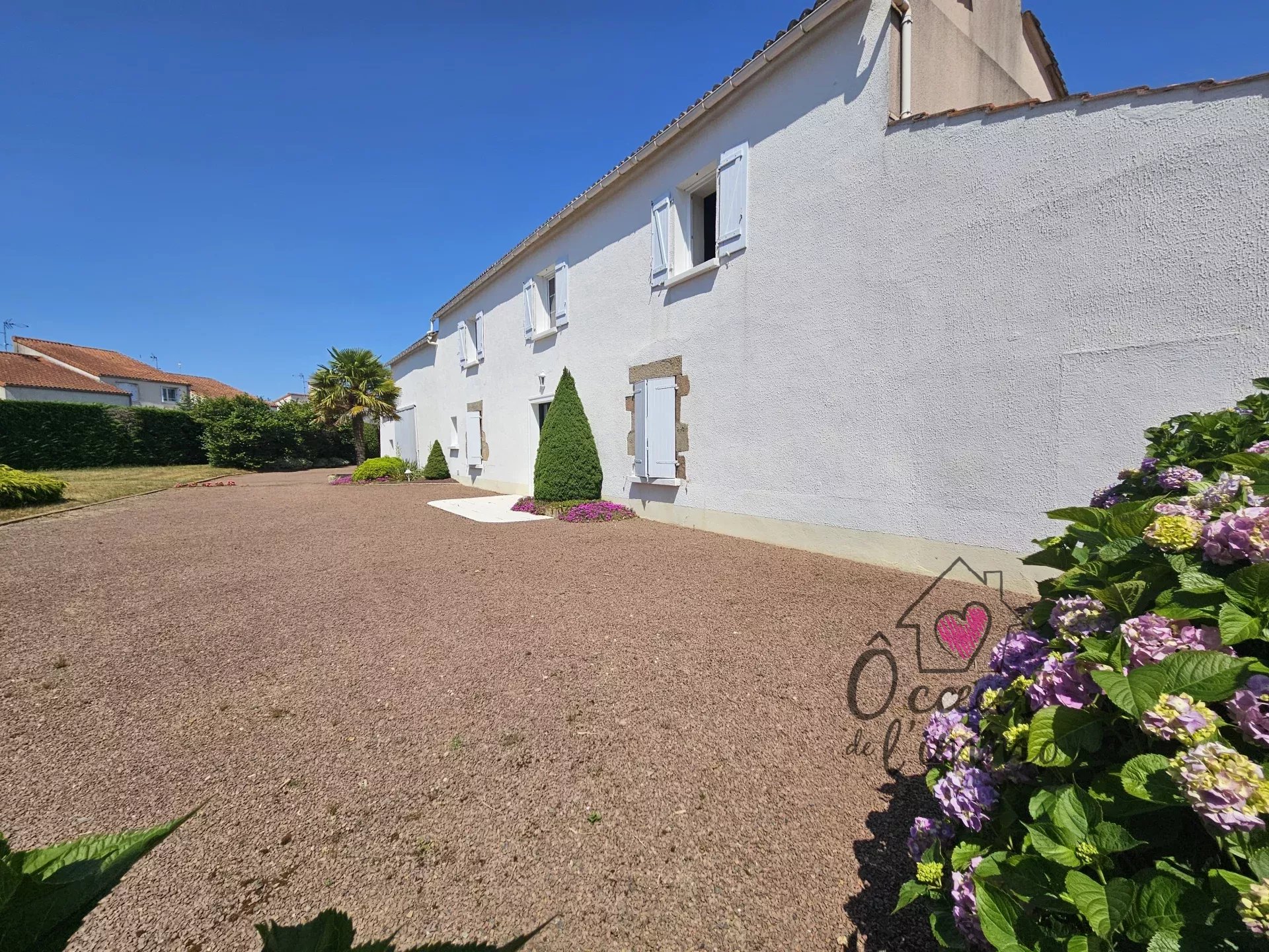 PAVILLON DE 240 M²