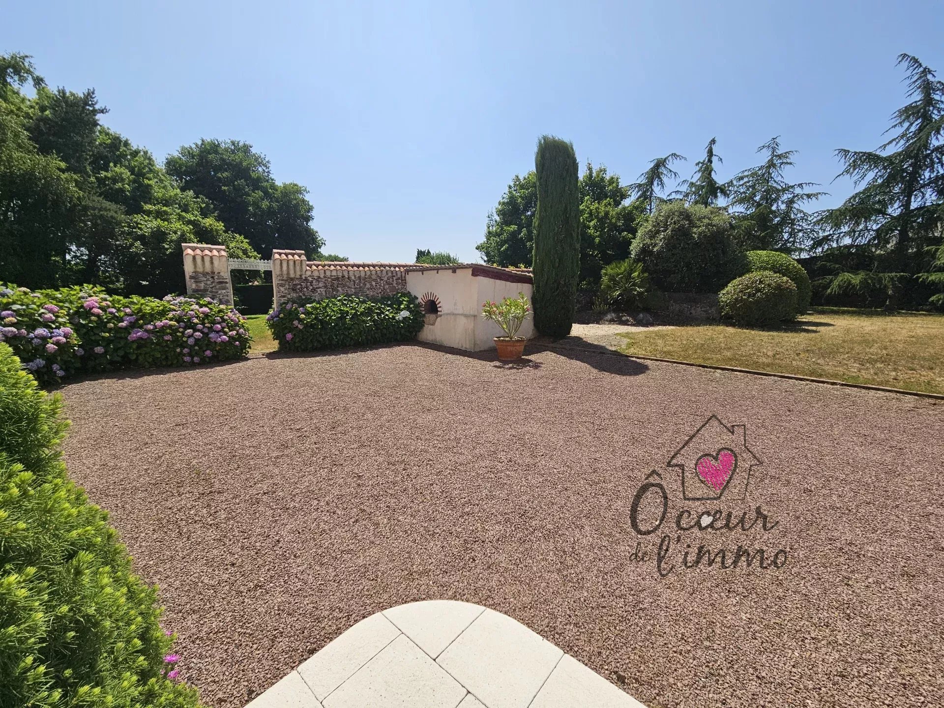 PAVILLON DE 240 M²