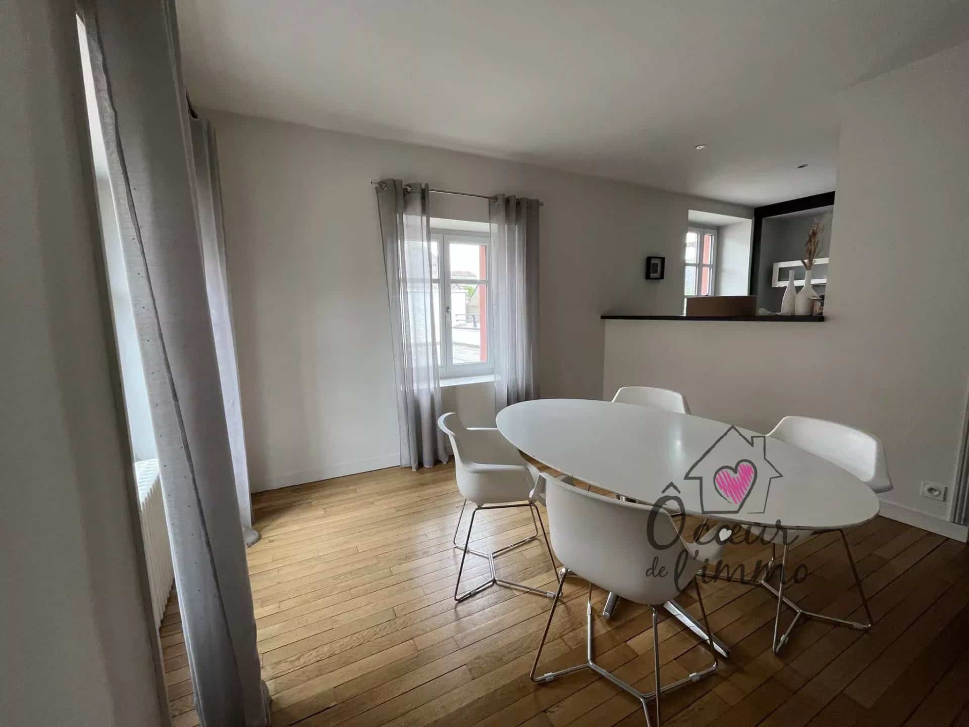 CENTRE VILLE, appartement 2 ch+bureau meublé, garage,