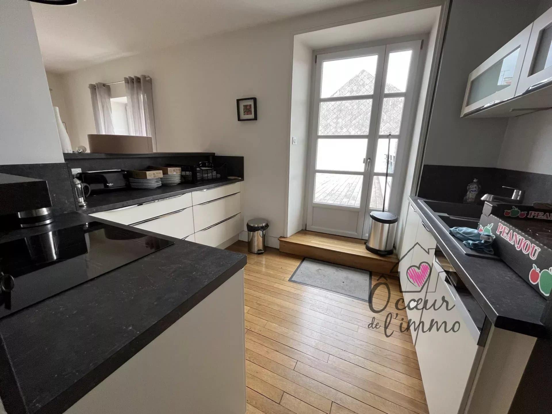 CENTRE VILLE, appartement 2 ch+bureau meublé, garage,