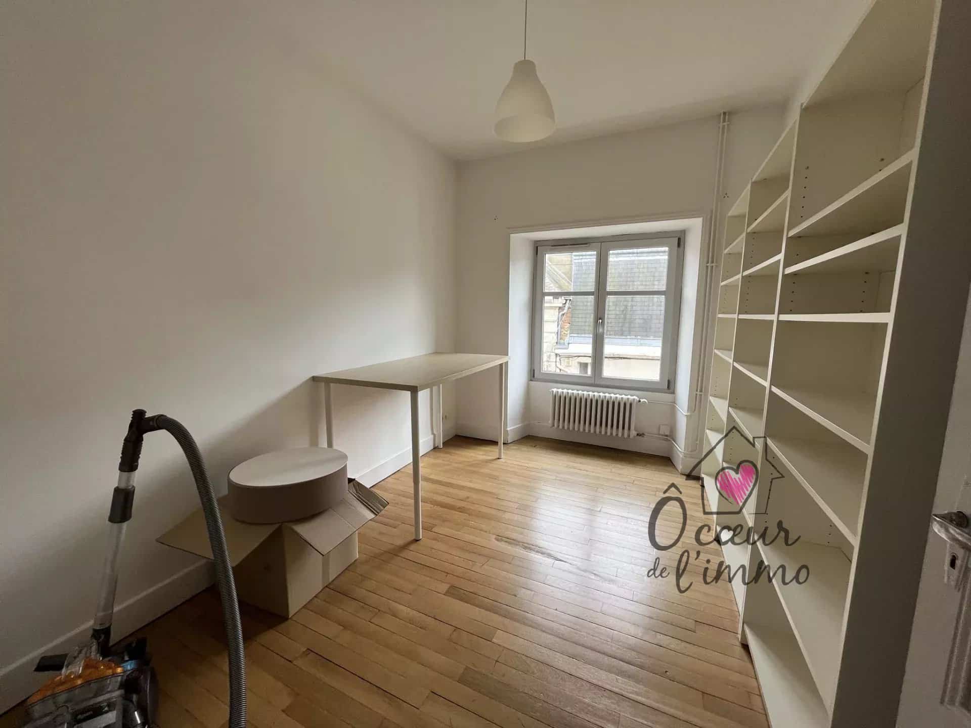 CENTRE VILLE, appartement 2 ch+bureau meublé, garage,