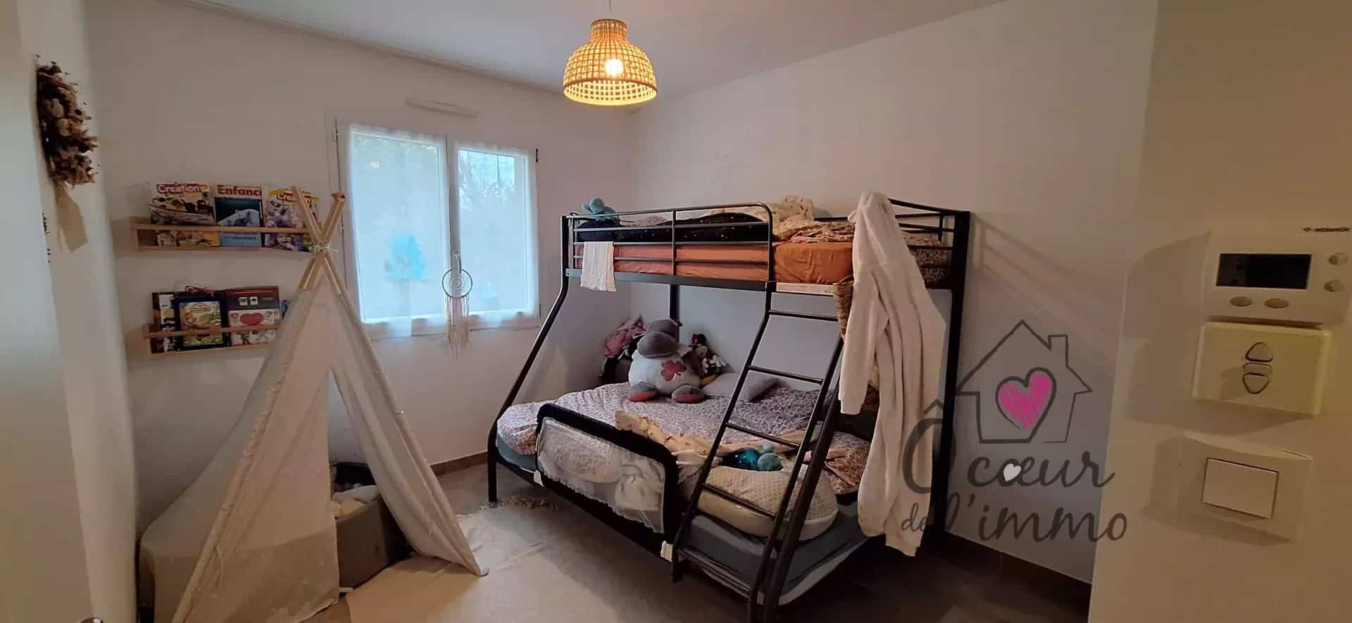 Plain pied  : 4 chambres avec garage.