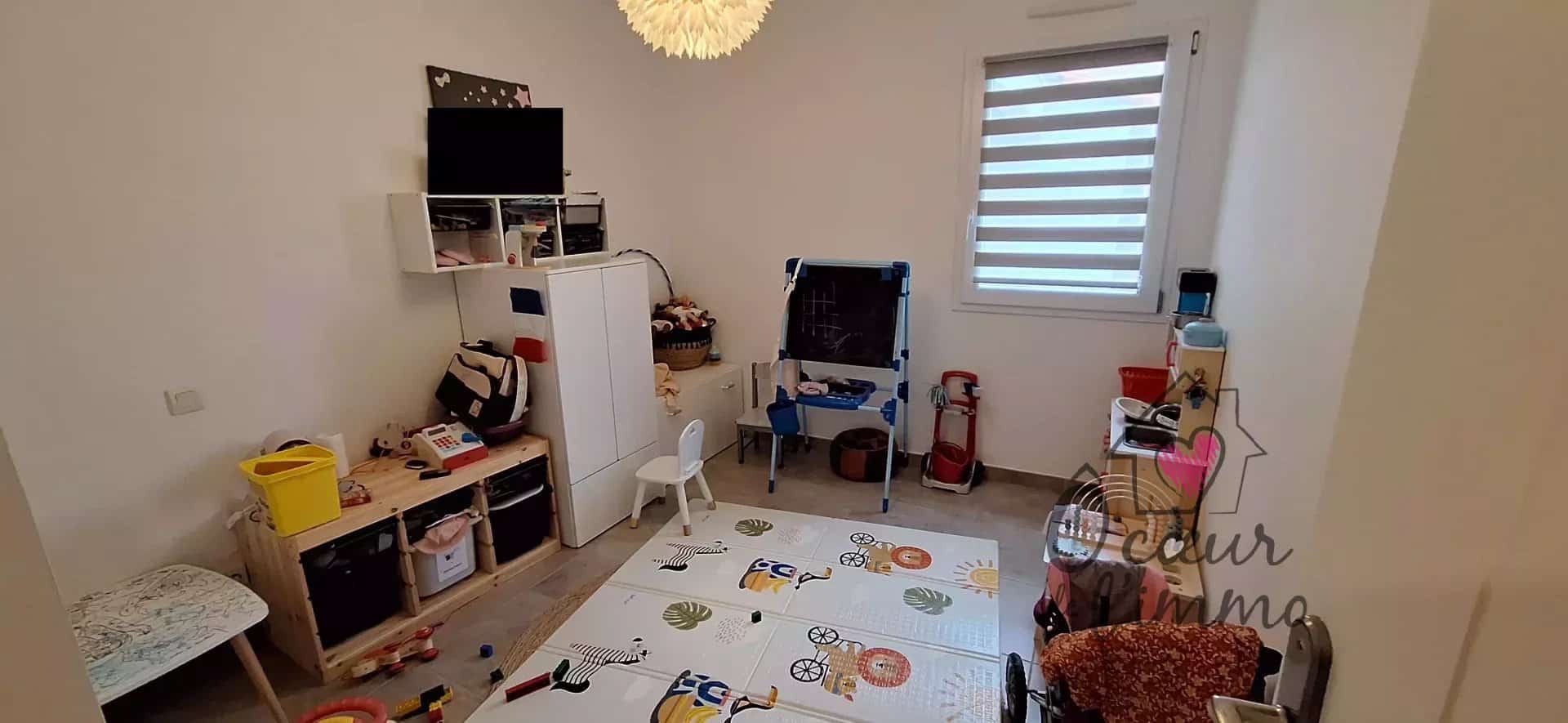 Plain pied  : 4 chambres avec garage.
