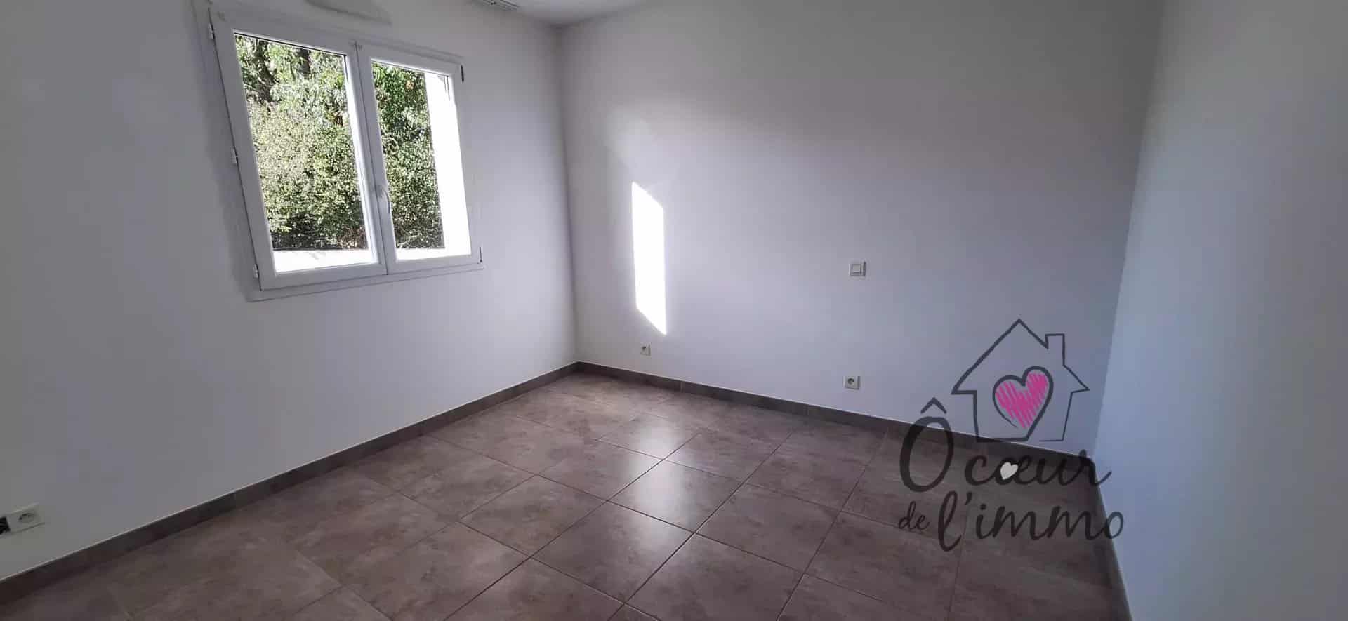 Plain pied  : 4 chambres avec garage.