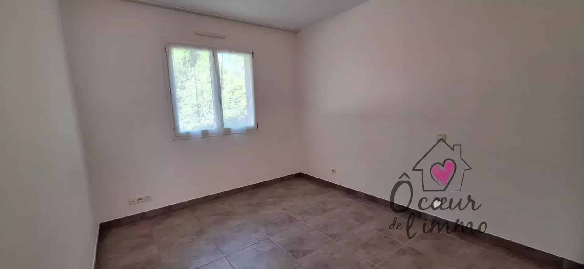 Plain pied  : 4 chambres avec garage.