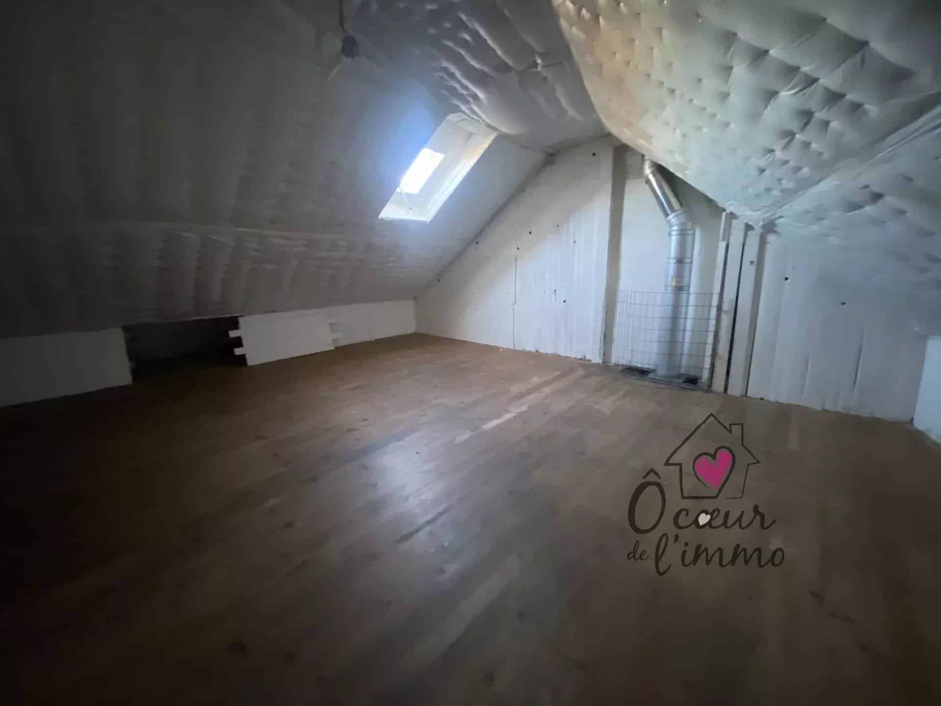 Maison à rénover entièrement – fort potentiel, 98 m² habitables + 110 m² de dépendances aménageables