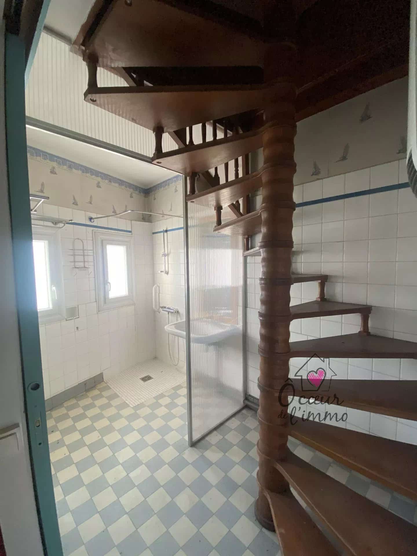 Maison à rénover entièrement – fort potentiel, 98 m² habitables + 110 m² de dépendances aménageables