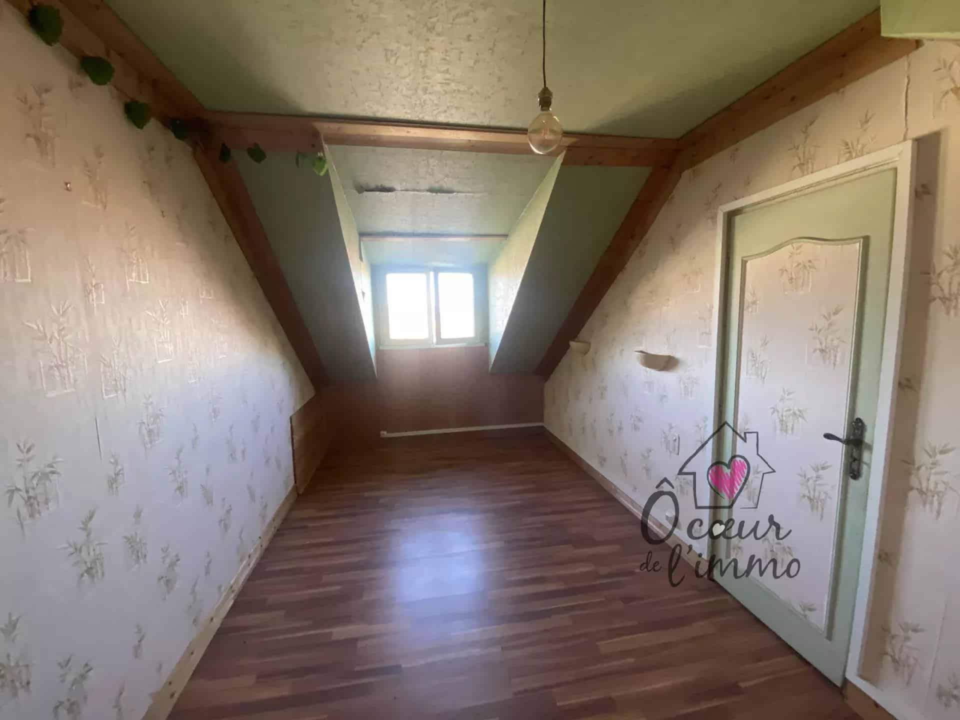 Maison à rénover entièrement – fort potentiel, 98 m² habitables + 110 m² de dépendances aménageables