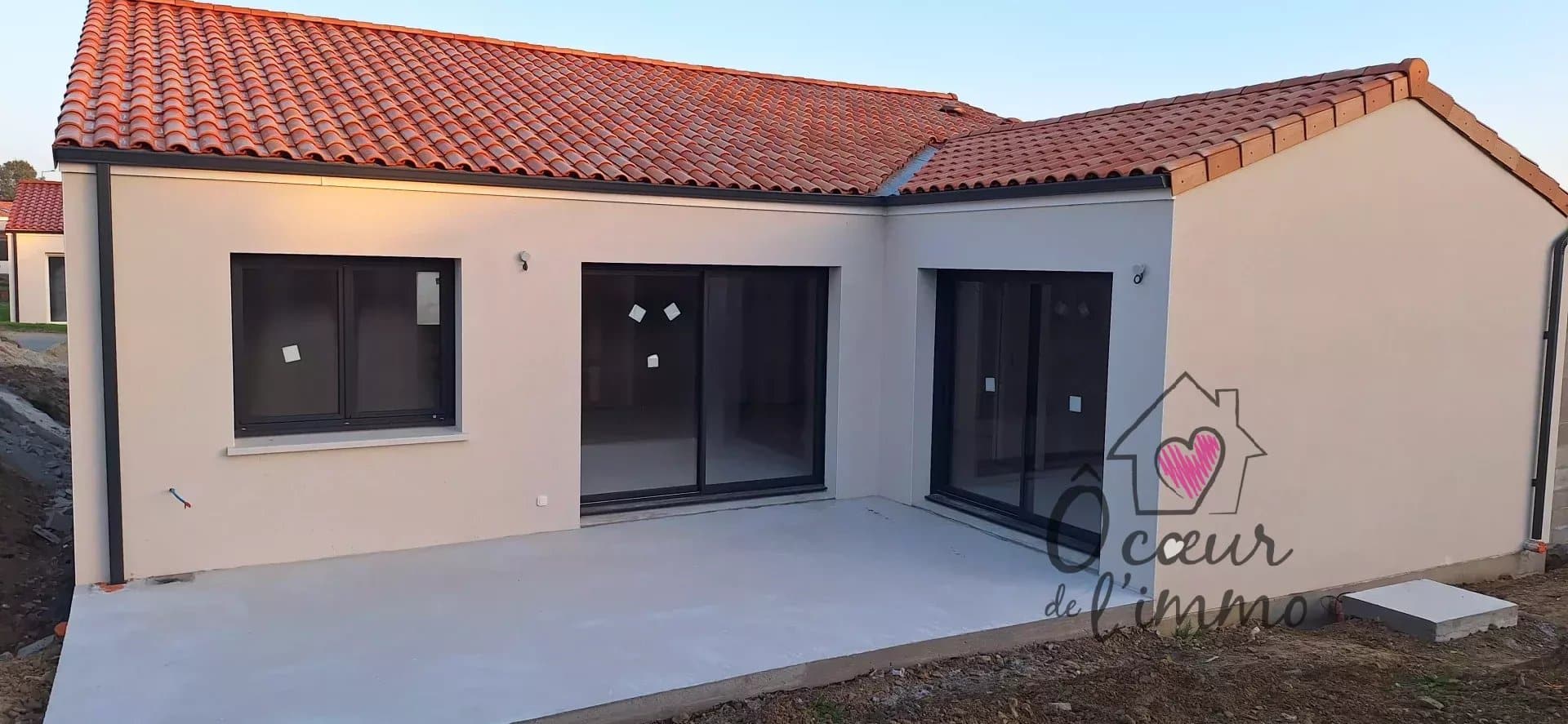 Beau plain pied : 3 chambres de 115 m2 + 1 garage.